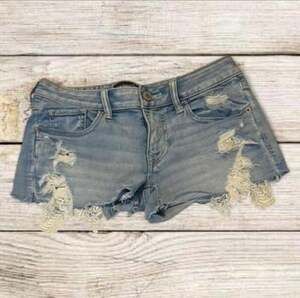 Express Women's Distressed Denim Jean Shorts with Lace Trim Details Size 00